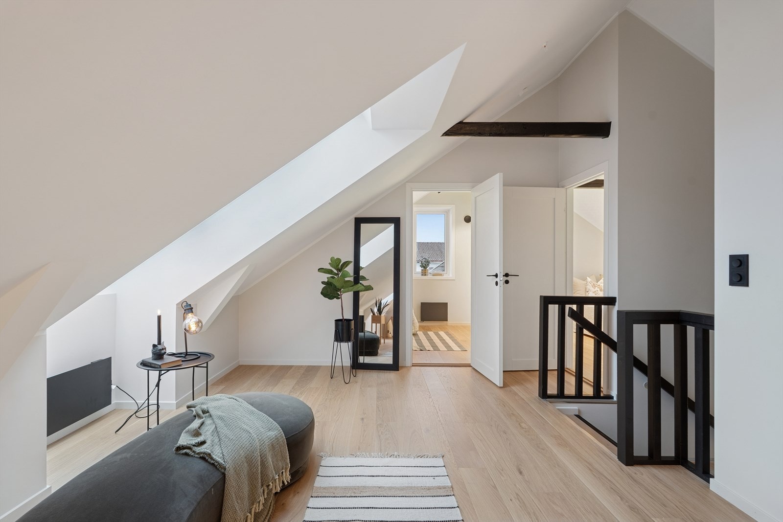 Leiligheten har tilkomst i byggets andre etasje og trapp direkte opp i leiligheten. Galleribilde