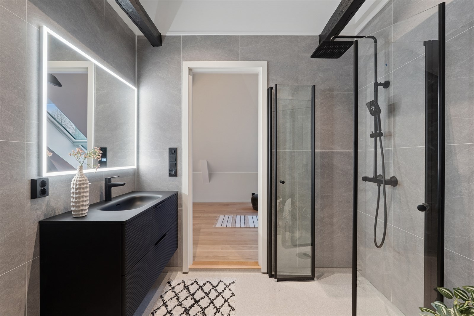 Sorte detaljer er gjennomgående, noe som gir et stramt og moderne uttrykk. Galleribilde