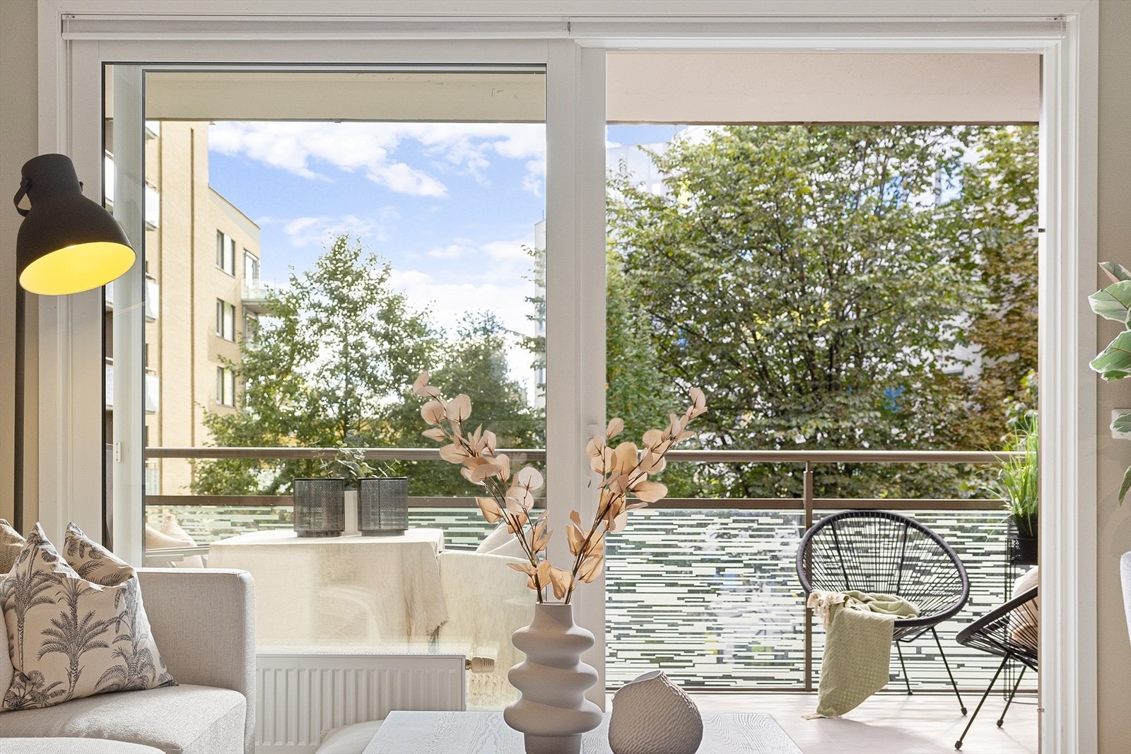 Velkommen til Sandakerveien 101D. På sommerhalvåret har leiligheten et nydelig grønt utsyn! Galleribilde