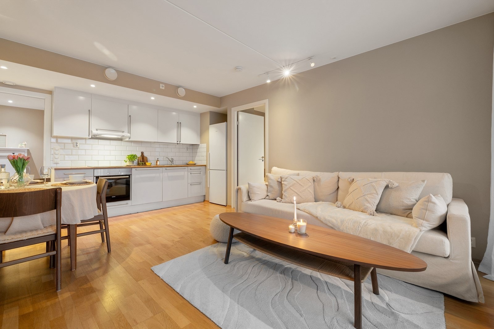 Pent og tidløst kjøkken med hvite slette fronter. Galleribilde