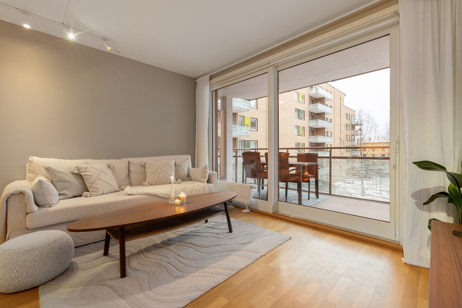 Leiligheten har en særdeles god intern beliggenhet mot åpent tun som gir lite innsyn. Galleribilde