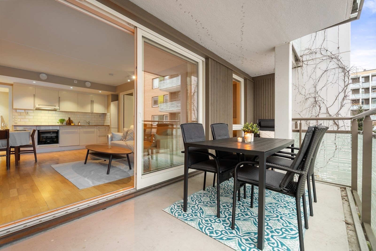 Fra stuen har du adkomst til solrik balkong på hele 11 kvm med plass til utendørs spise- og sittegruppe. Galleribilde