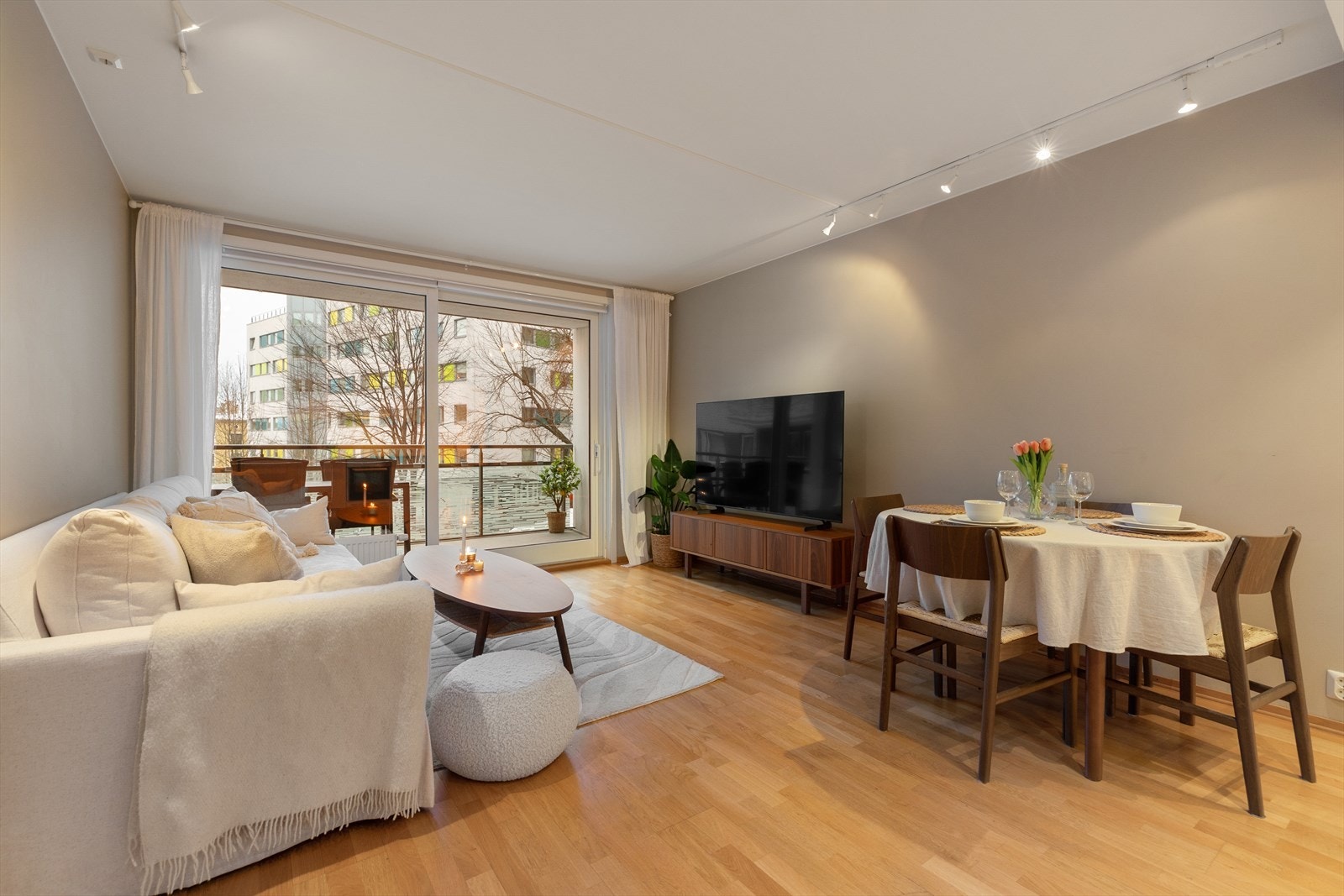 Boligen varmes opp av radiatorer tilknyttet vannbåren varme. Galleribilde