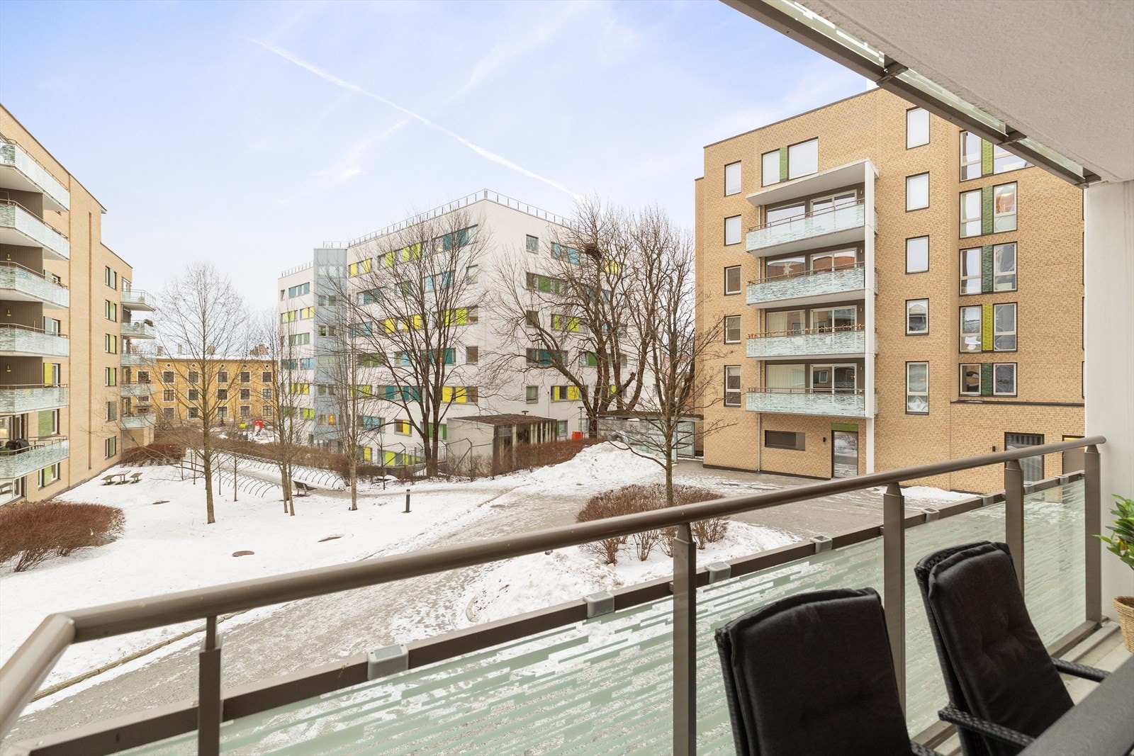 Leiligheten vender i sin helhet mot bilfritt gårdsrom som omgjøres til grønn oase halve året. Galleribilde