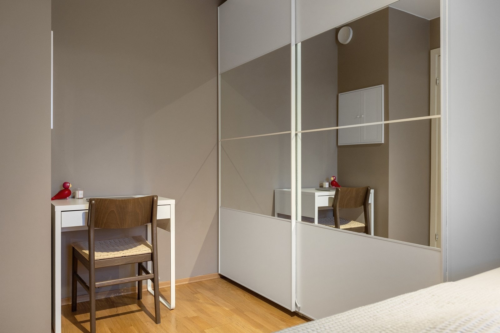 Garderobeskap følger kjøpet. Galleribilde