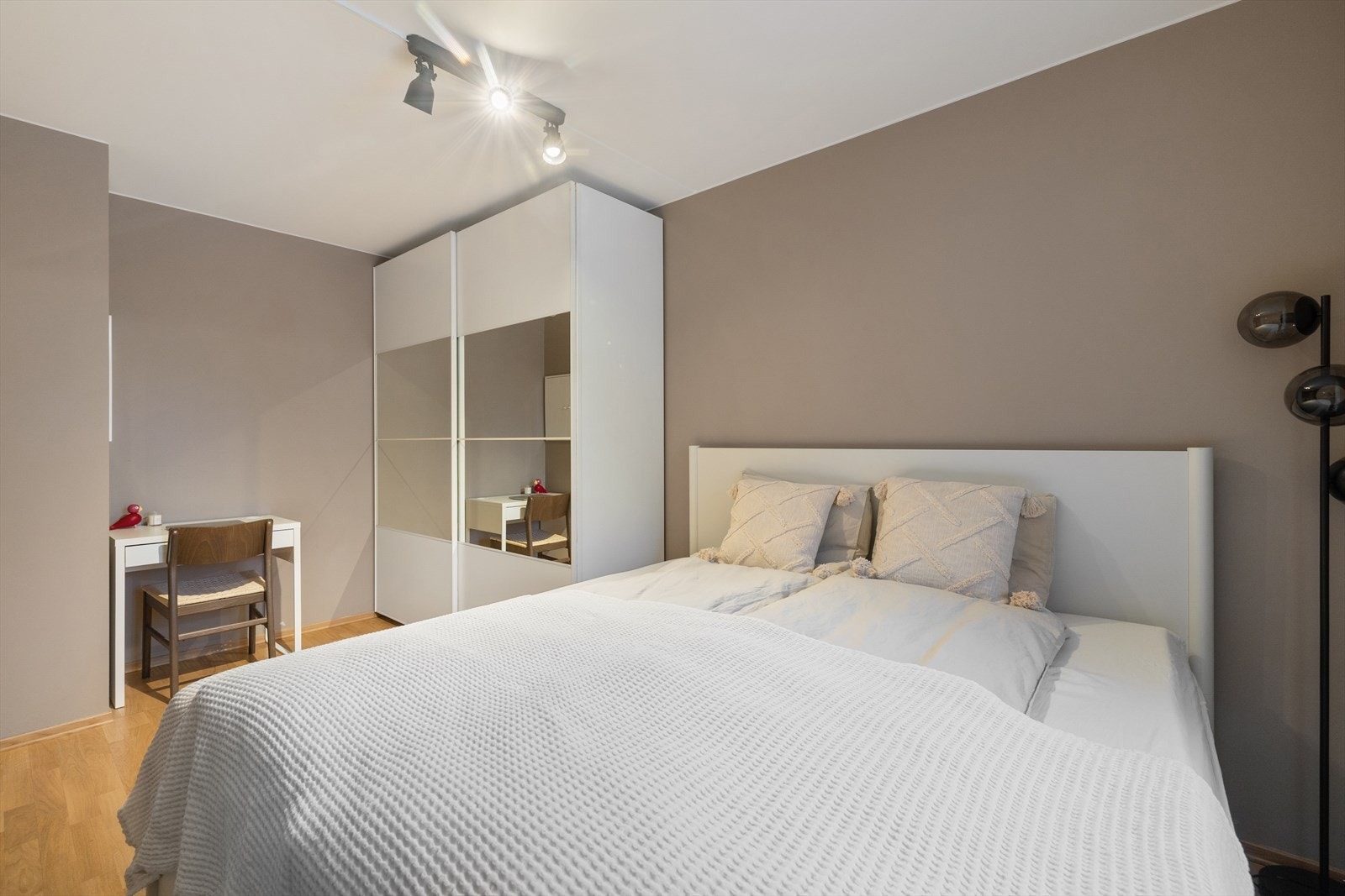 Det er også god plass til garderobeskap og hjemmekontor. Galleribilde