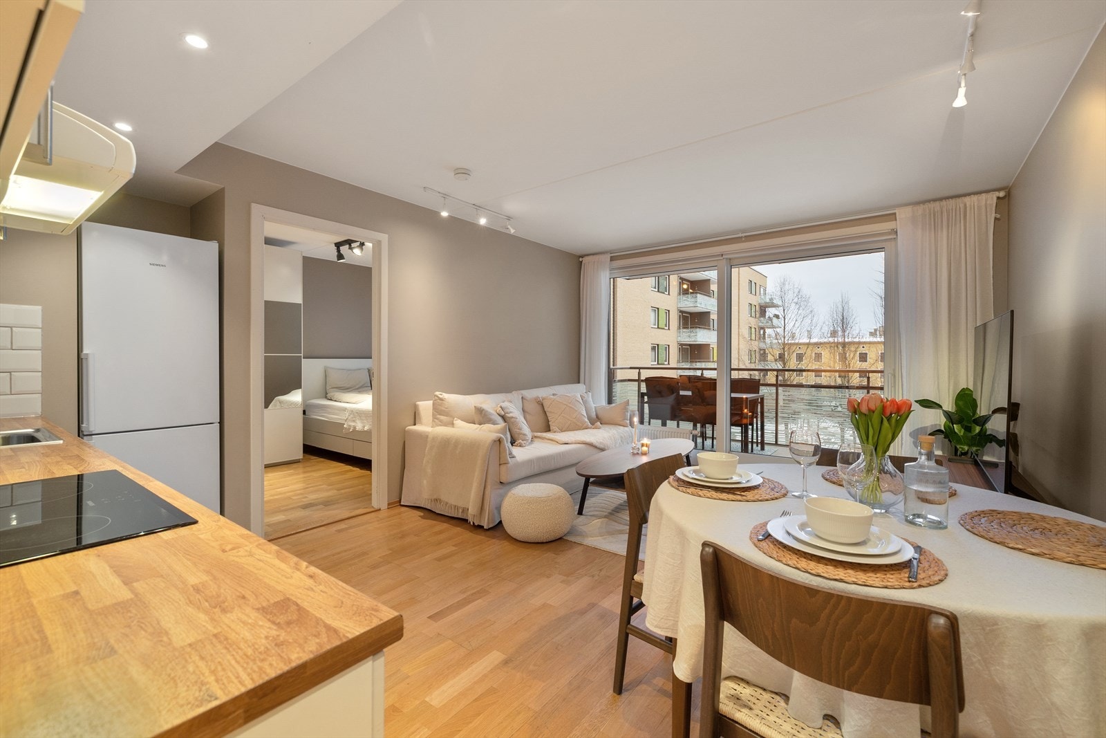 Leiligheten har en fin åpen planløsning som er enkel å møblere. Foto: Aakermann Photography Galleribilde