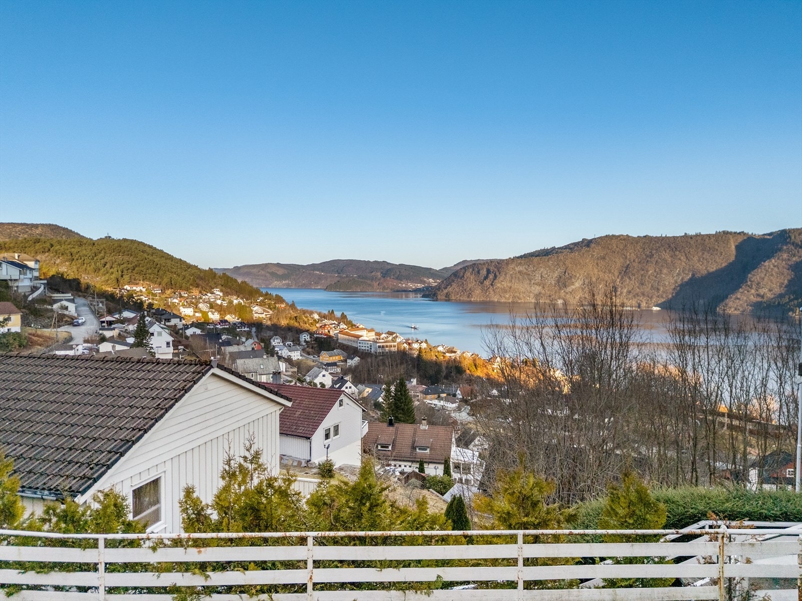 Her bor du høyt og fritt med flott utsikt over Sørfjorden og videre mot Osterøy. Galleribilde