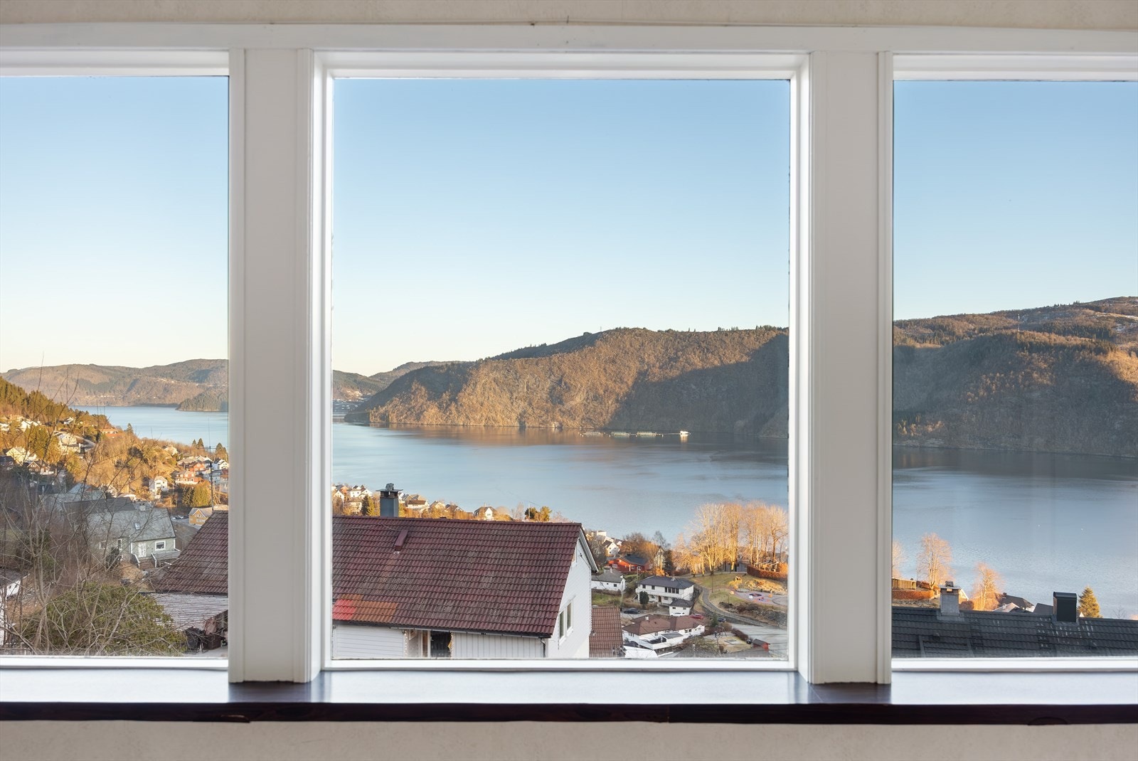 De store vindusflatene i rommet rammer inn den nydelige utsikten som strekker seg over Sørfjorden og mot Osterøy. Galleribilde