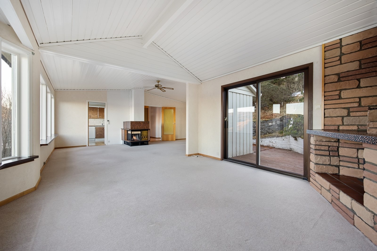 Fra stue er det utgang til herlig uteplass. Galleribilde