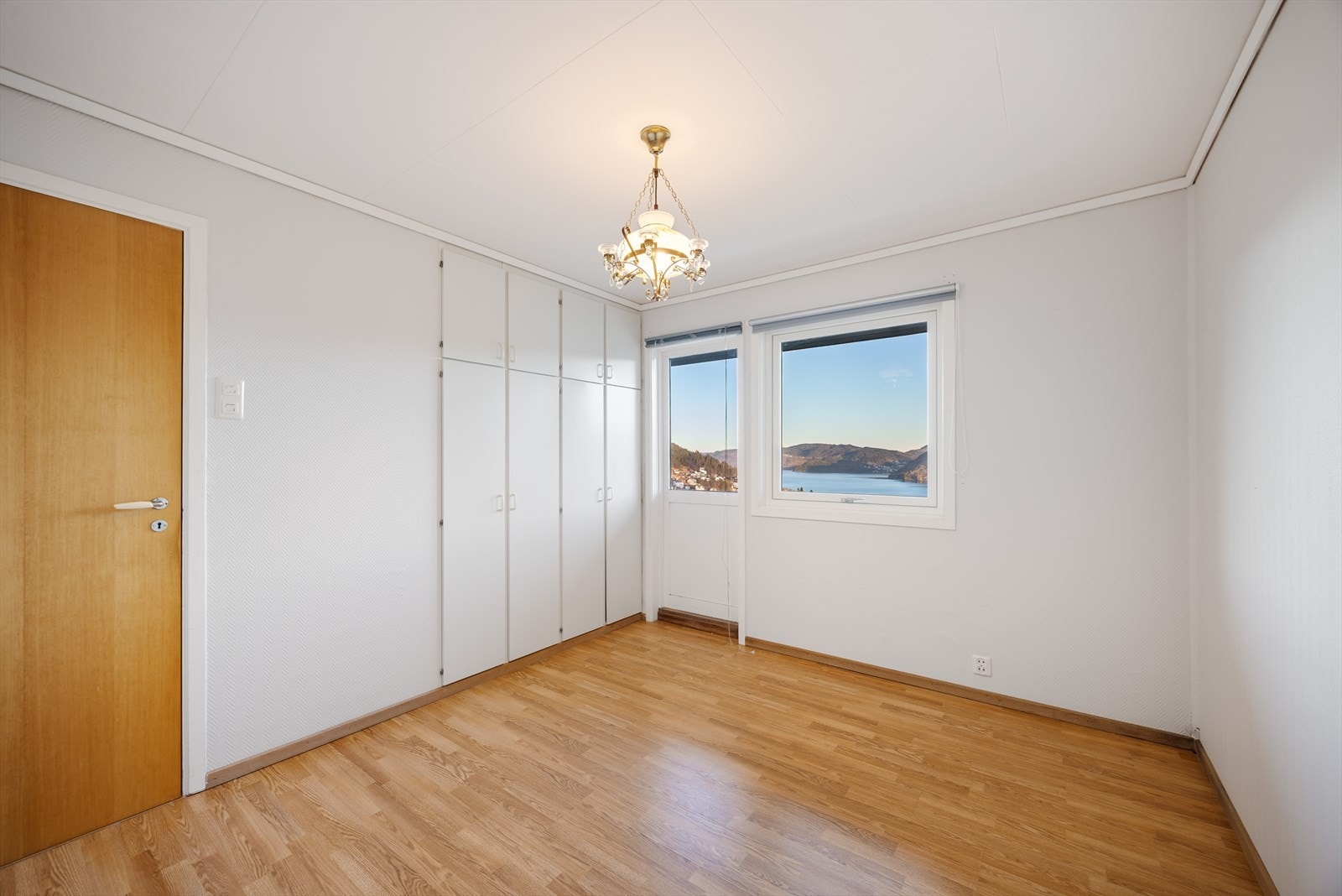 Det største soverommet har utgang til altan på ca. 7 m² hvor man kan nyte den flotte utsikten. Galleribilde