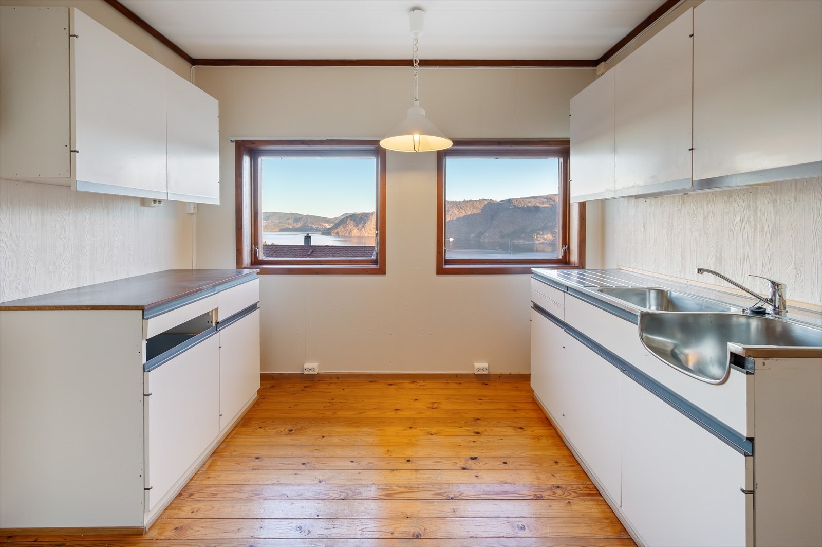 Kjelleren er i dag innredet med mellomgang, kjøkken, soverom, stue, bad, vaskekjeller og boder. Galleribilde