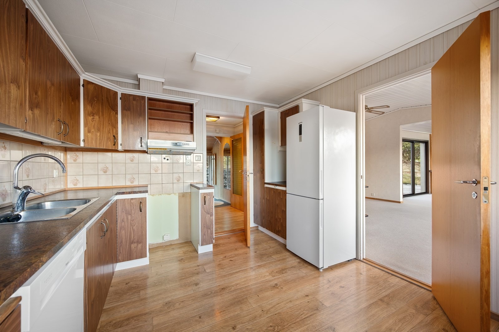 Det er opplegg for oppvaskmaskin og godt med skap- og benkeplass. Galleribilde