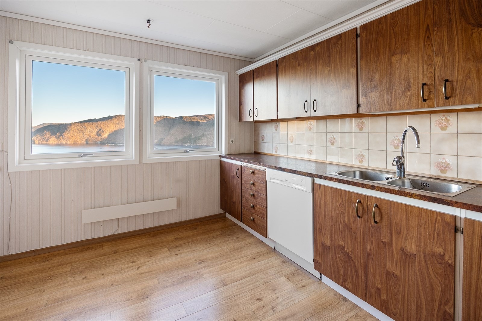 Kjøkken med glatte finerte fronter og laminat benkeplate. Galleribilde