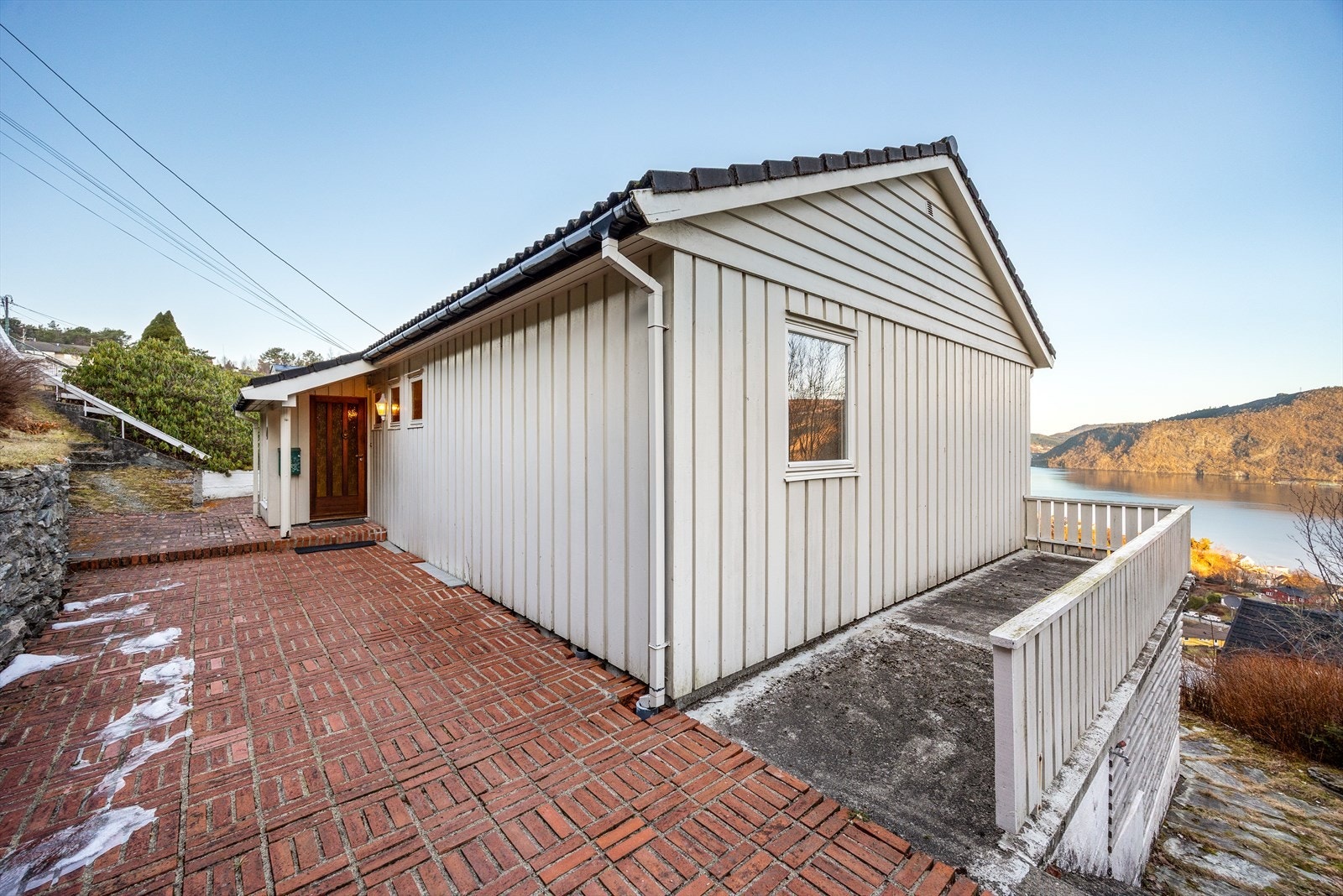 Herlige uteplasser rundt boligen med mulighet til å flytte seg etter solen. Galleribilde