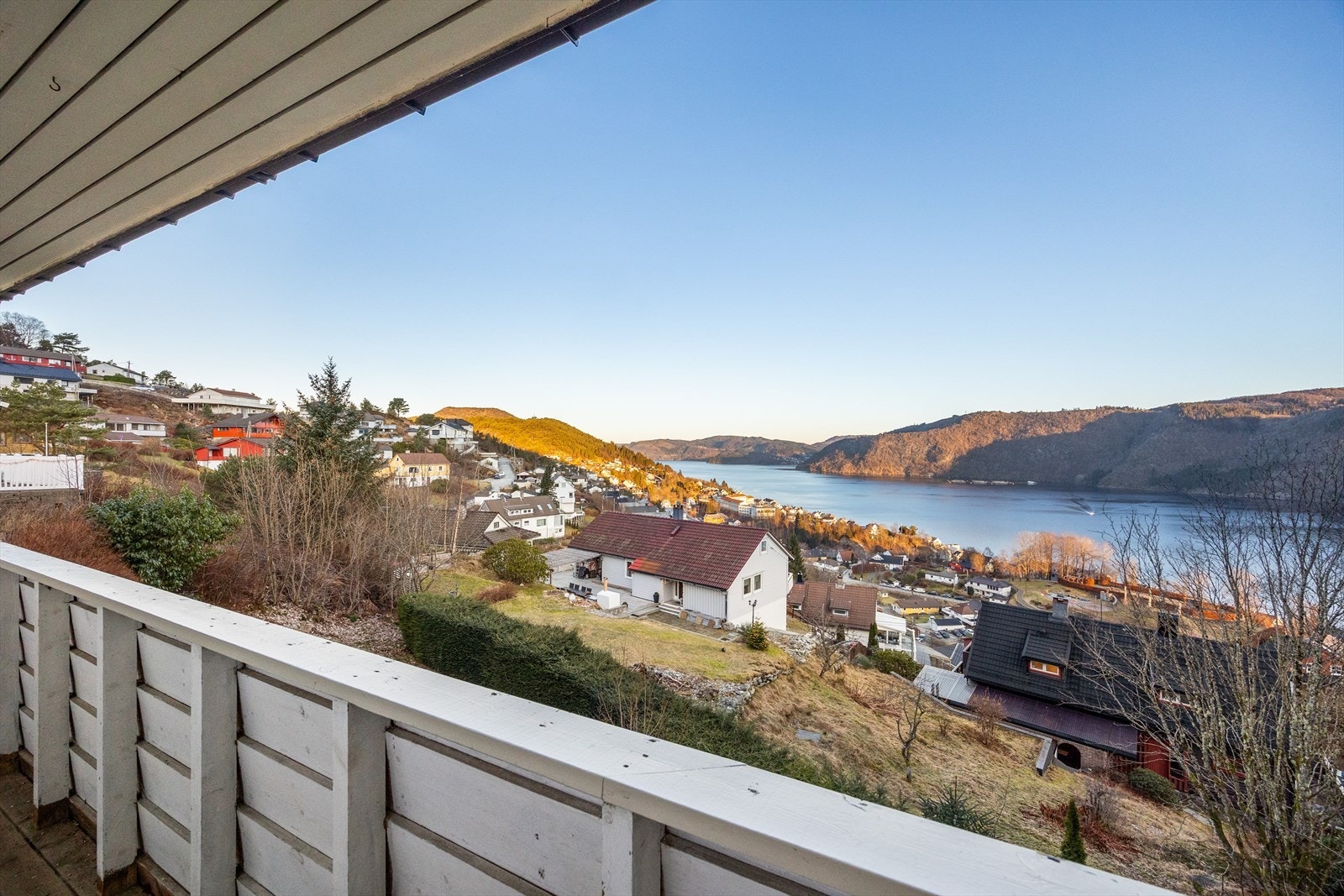 Her nyter man virkelig den nydelige utsikten over Sørfjorden! Galleribilde