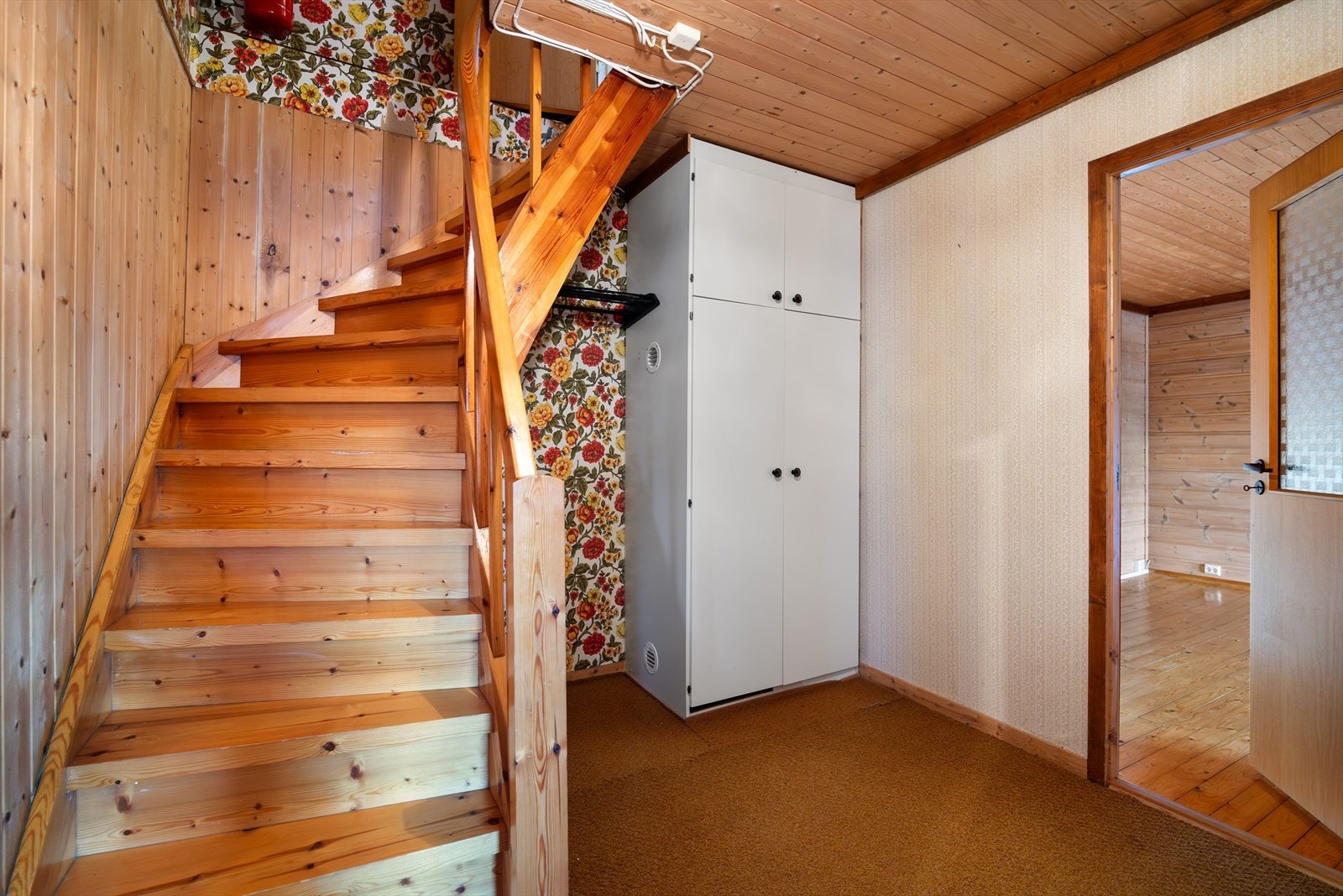 Underetasjen er opprinnelig tegnet inn som matbod , bod , vaskerom , event. wc , arbeidsrom , hobby , event. garasje og gangareal. Galleribilde