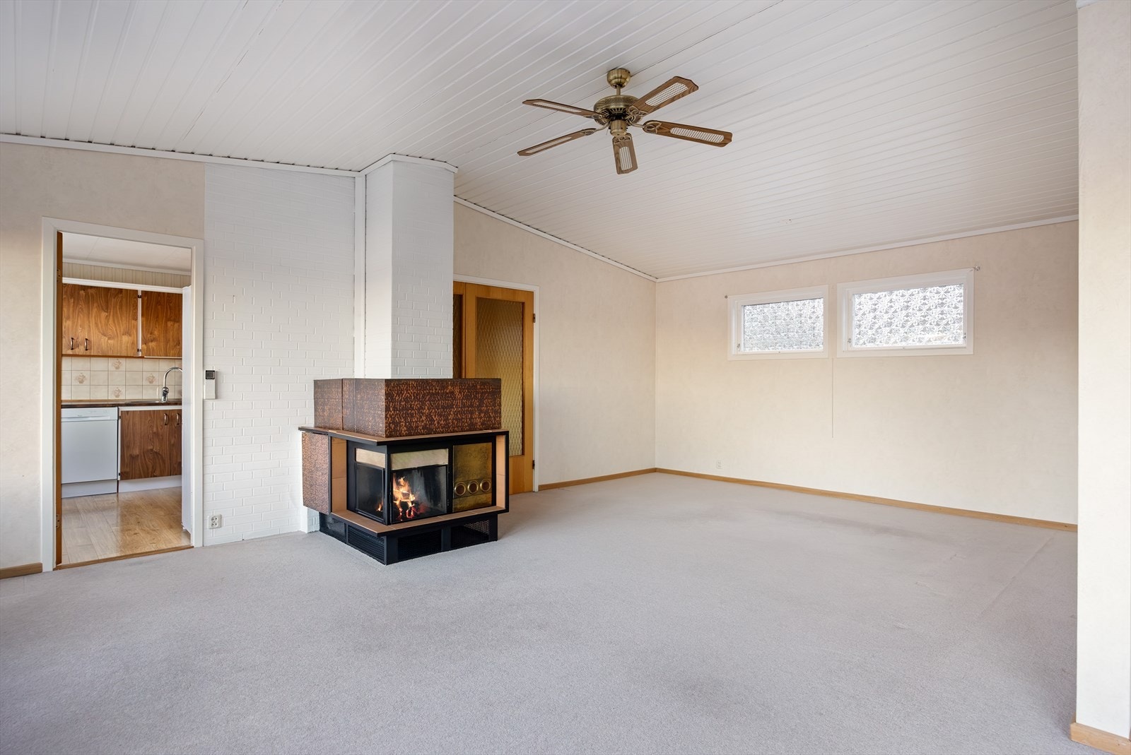 Stuen har gode innredningsmuligheter for sofagruppe, større spisebord og annen ønskelig møblering. Galleribilde