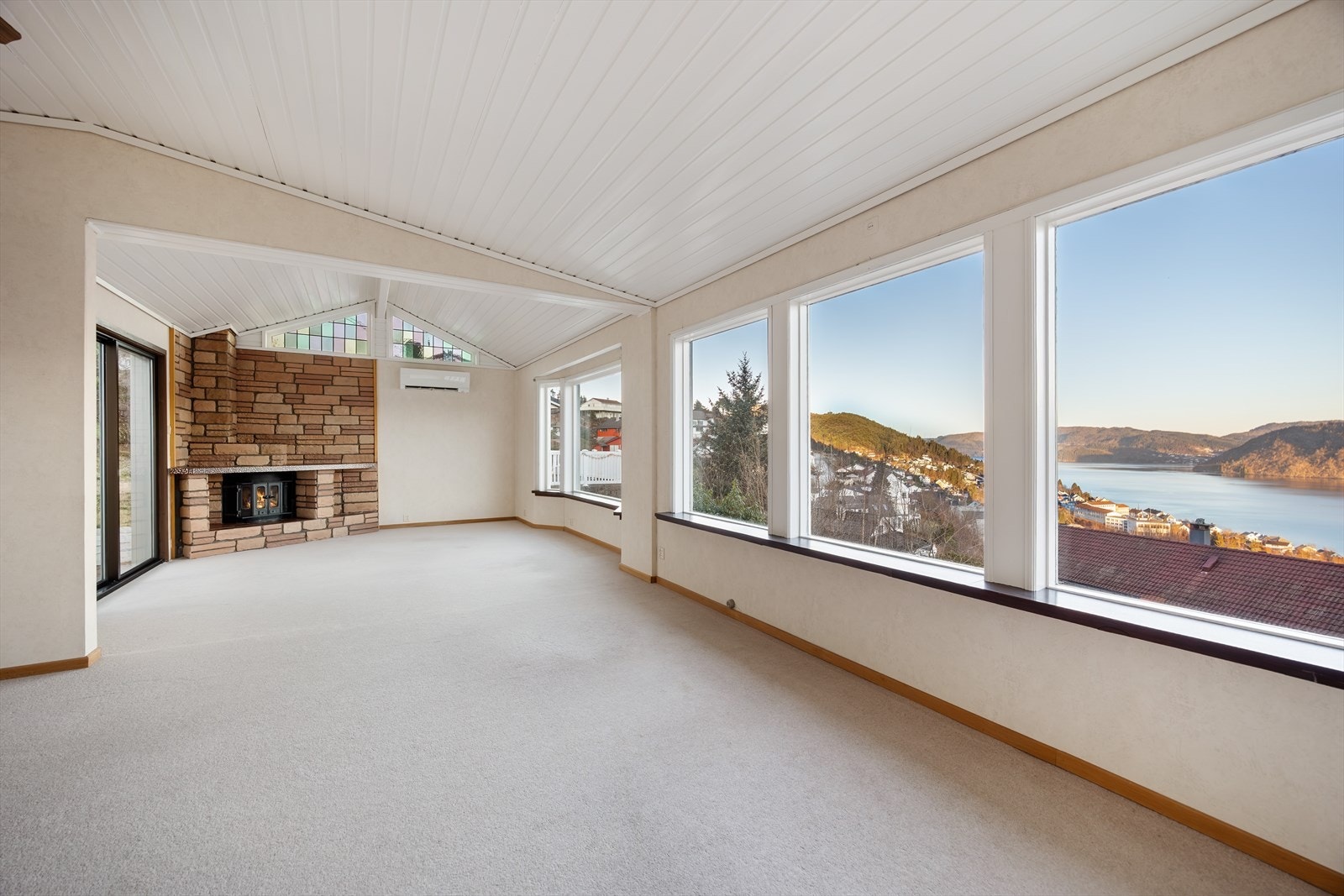 Boligens stue har et generøst areal på 47,9 m². Galleribilde