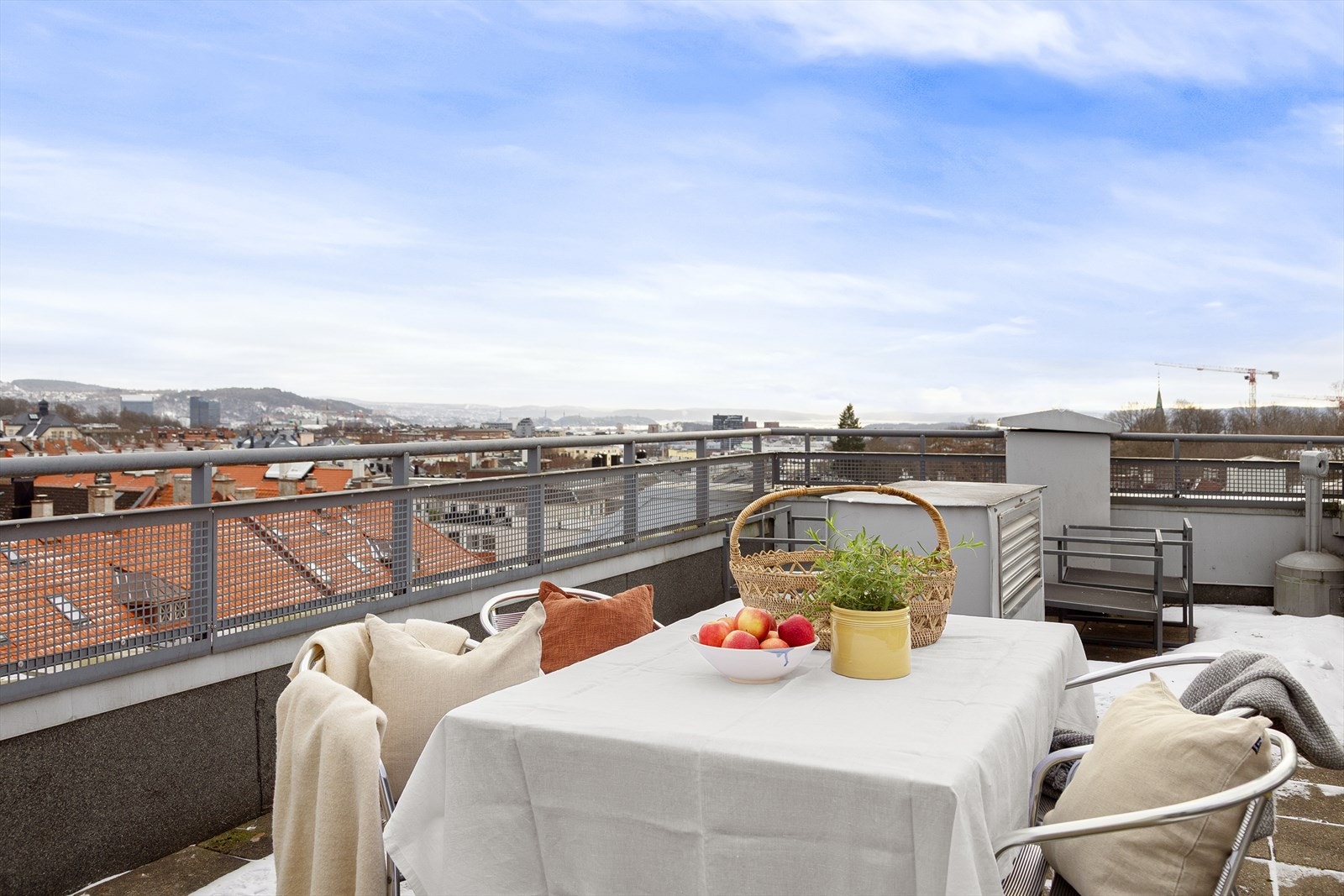 Borettslaget har en felles takterrasse med fantastiske solforhold og utsikt over byen. Galleribilde