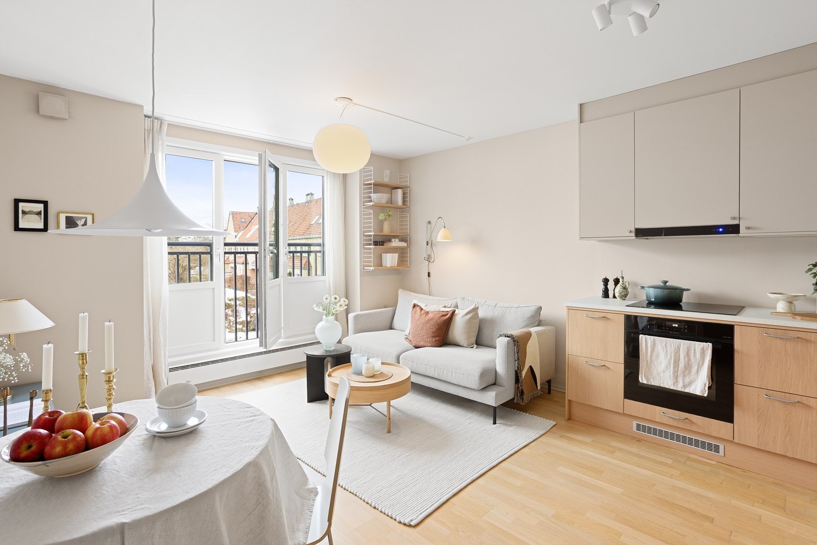 Lys og hyggelig stue med store vindusflater som gir rikelig med luft og lys. Galleribilde