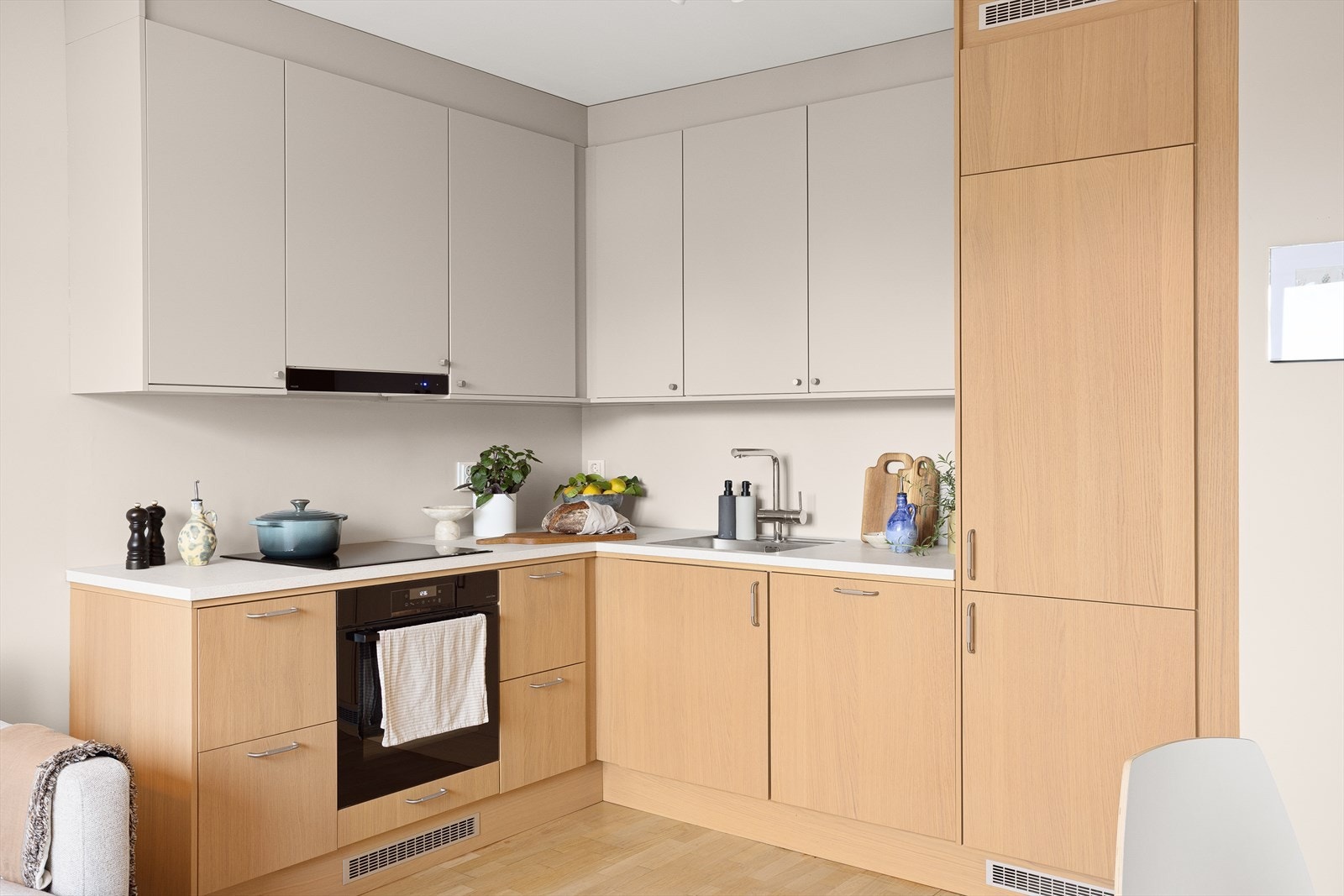 Kjøkkenet har integrerte hvitevarer med komfyr og induksjonstopp fra Bosch, ekstra stort kjøleskap, fryseskap, oppvaskmaskin, samt uttrekkbar vifte. Galleribilde