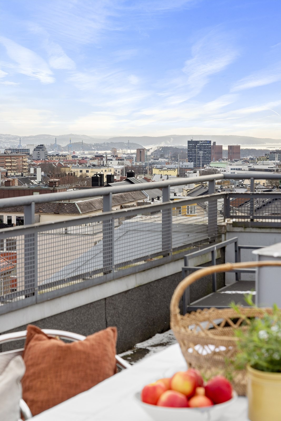 Det er ikke mange bygg i området med takterrasse. Her sitter du usjenert og fritt! Galleribilde