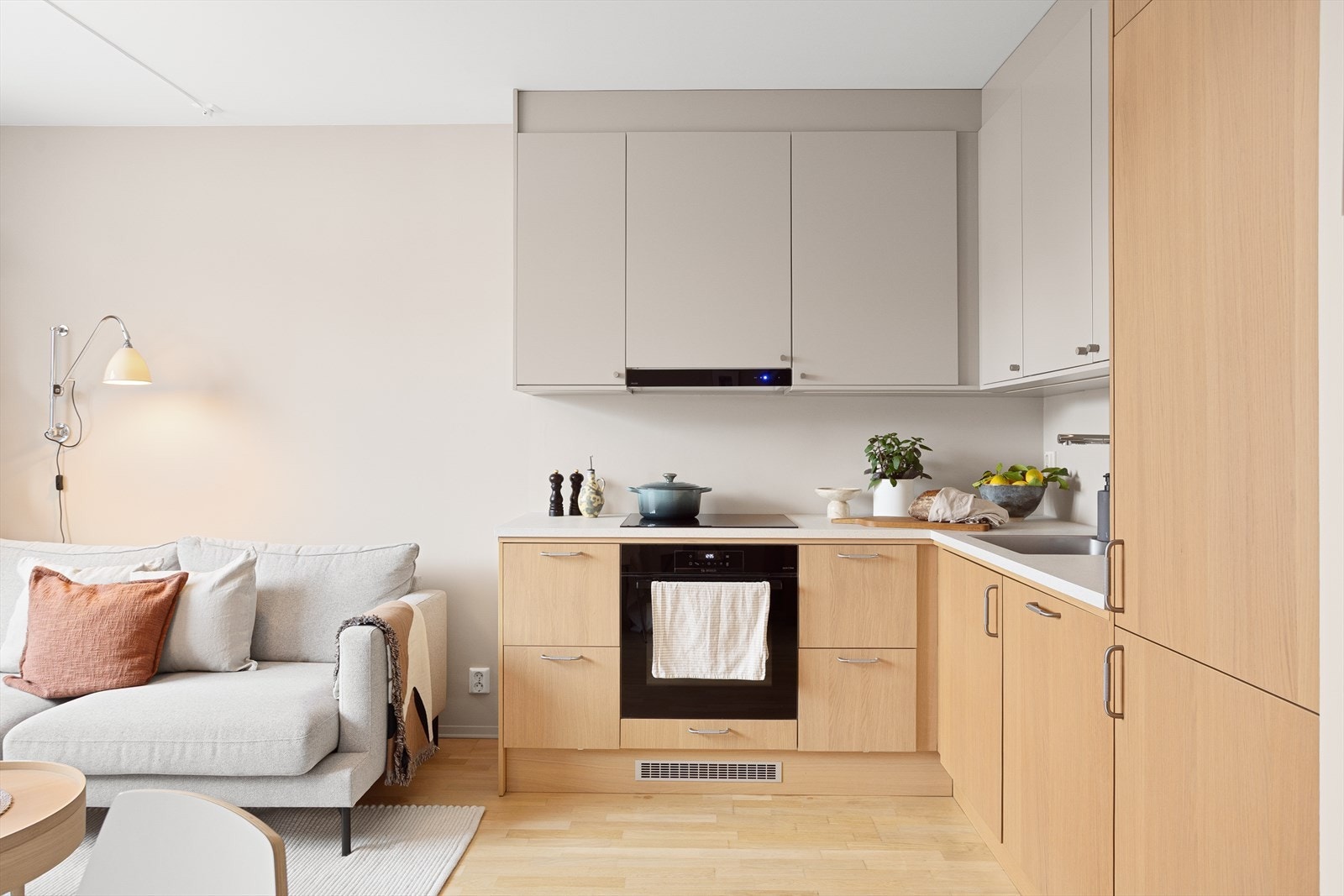 Nydelig kjøkken fra 2024 med eikefronter og laminat benkeplate med nedfelt vask. Galleribilde