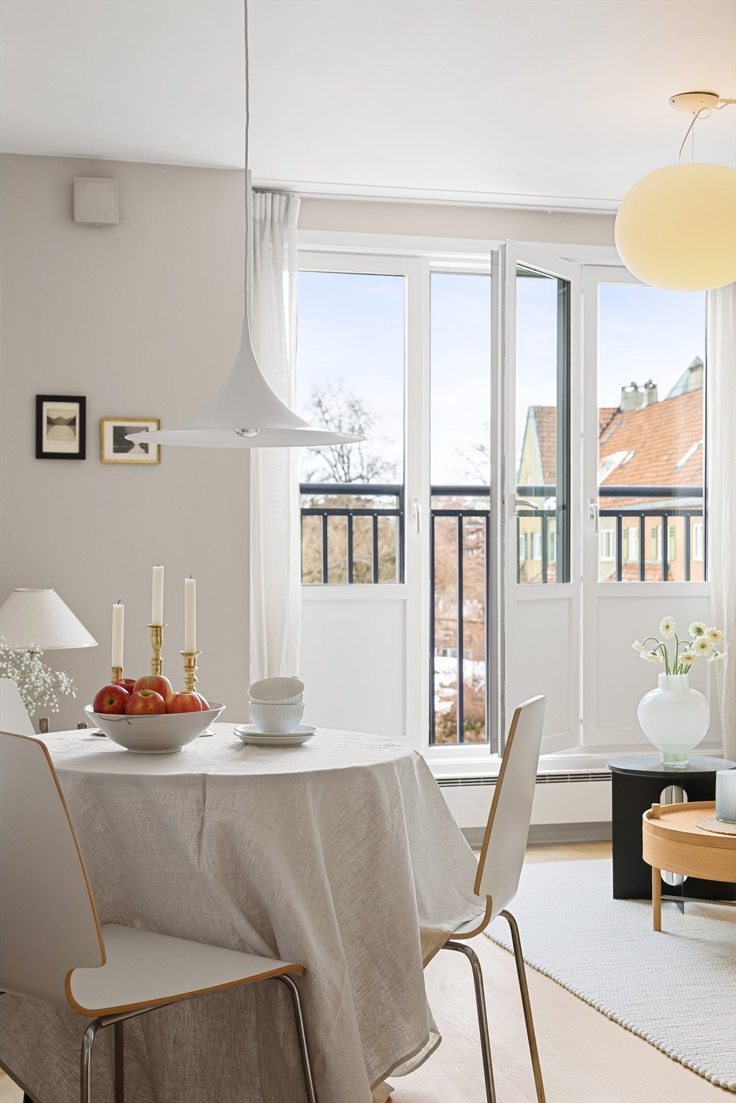 Her er det god plass til å samle vennegjengen! For større sammenkomster, er det flere bord og stoler to etasjer opp på felles takterrasse. Galleribilde