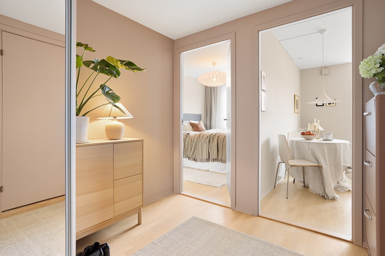 Alle overflater er malt i delikate fargetoner. Galleribilde