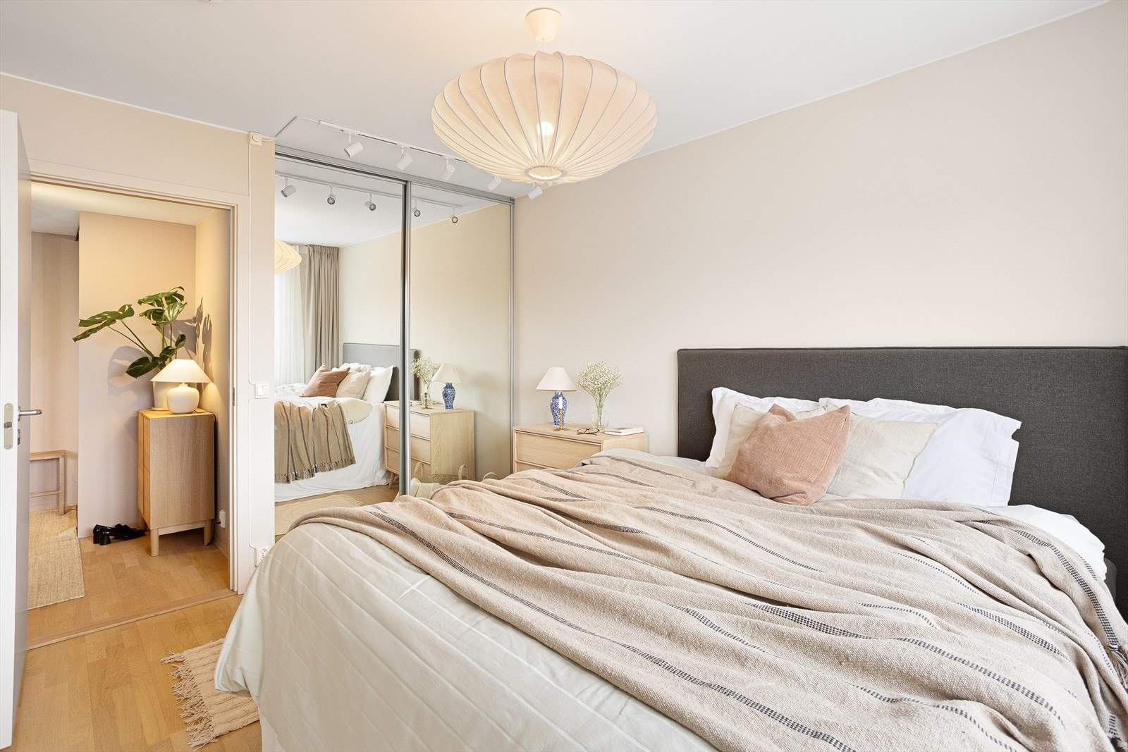 Romslig soverom med plass til dobbeltseng. Galleribilde