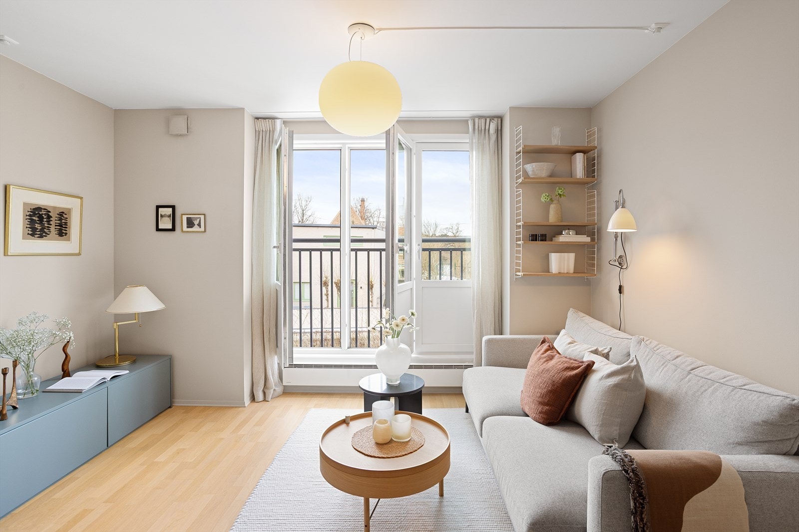 Planløsningen er sosial og arealeffektiv, med åpen stue-/kjøkkenløsning. Galleribilde