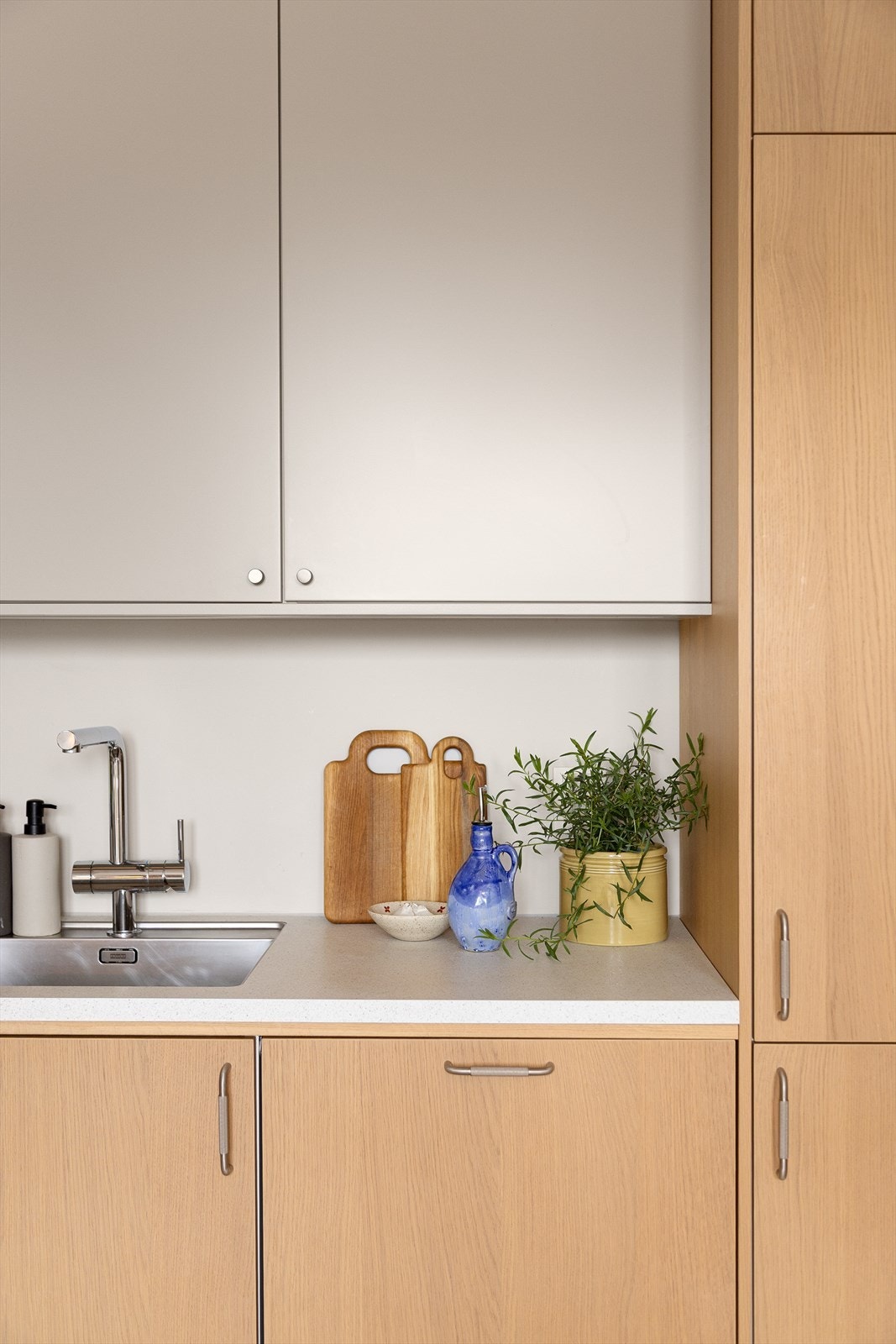 Kjøkkenet er påkostet underlimt vask og blandebatteri med uttrekkbar tut. Galleribilde