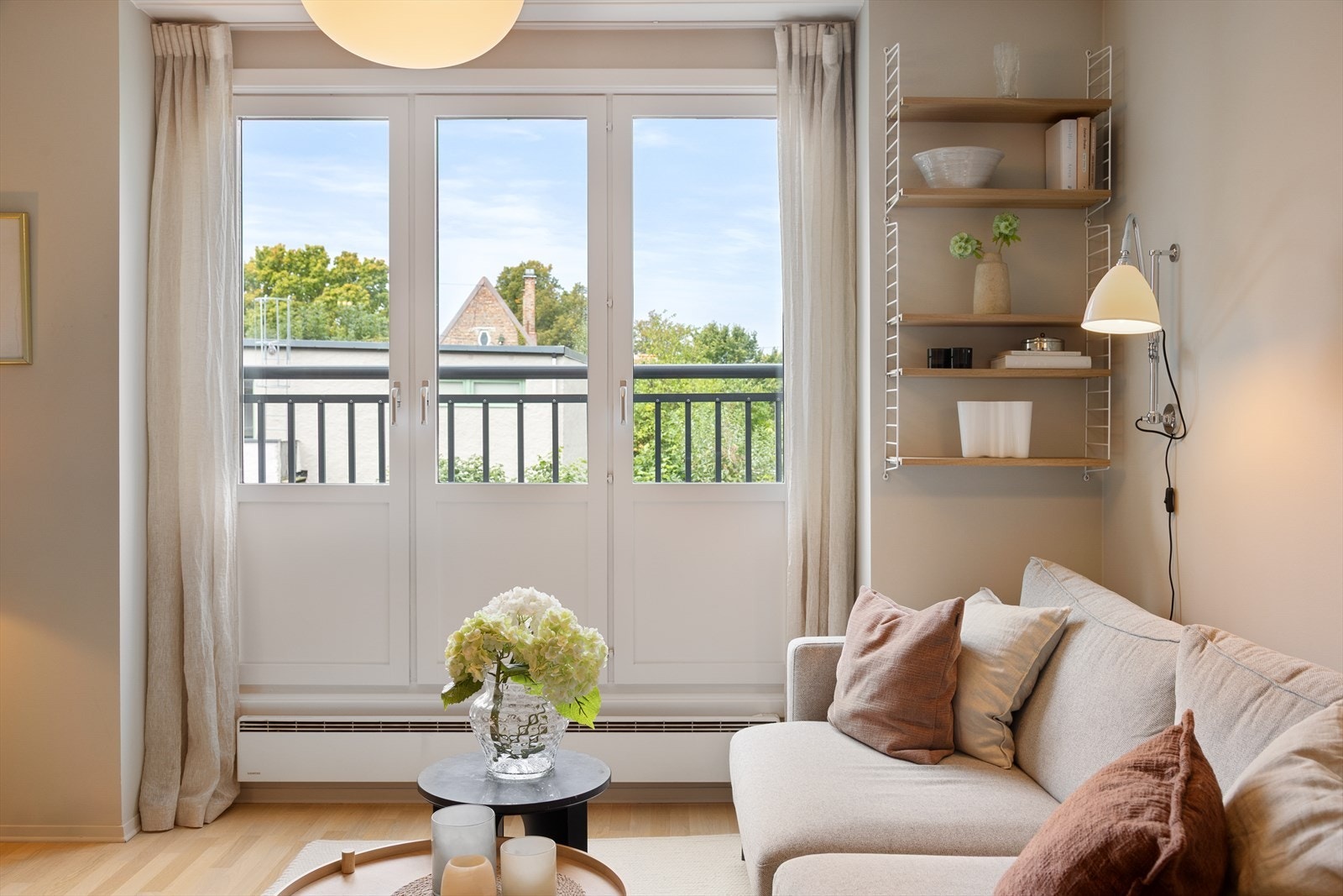 Boligen oppleves lys, lun og svært funksjonell med god planløsning og rikelig med oppbevaringsplass. Galleribilde