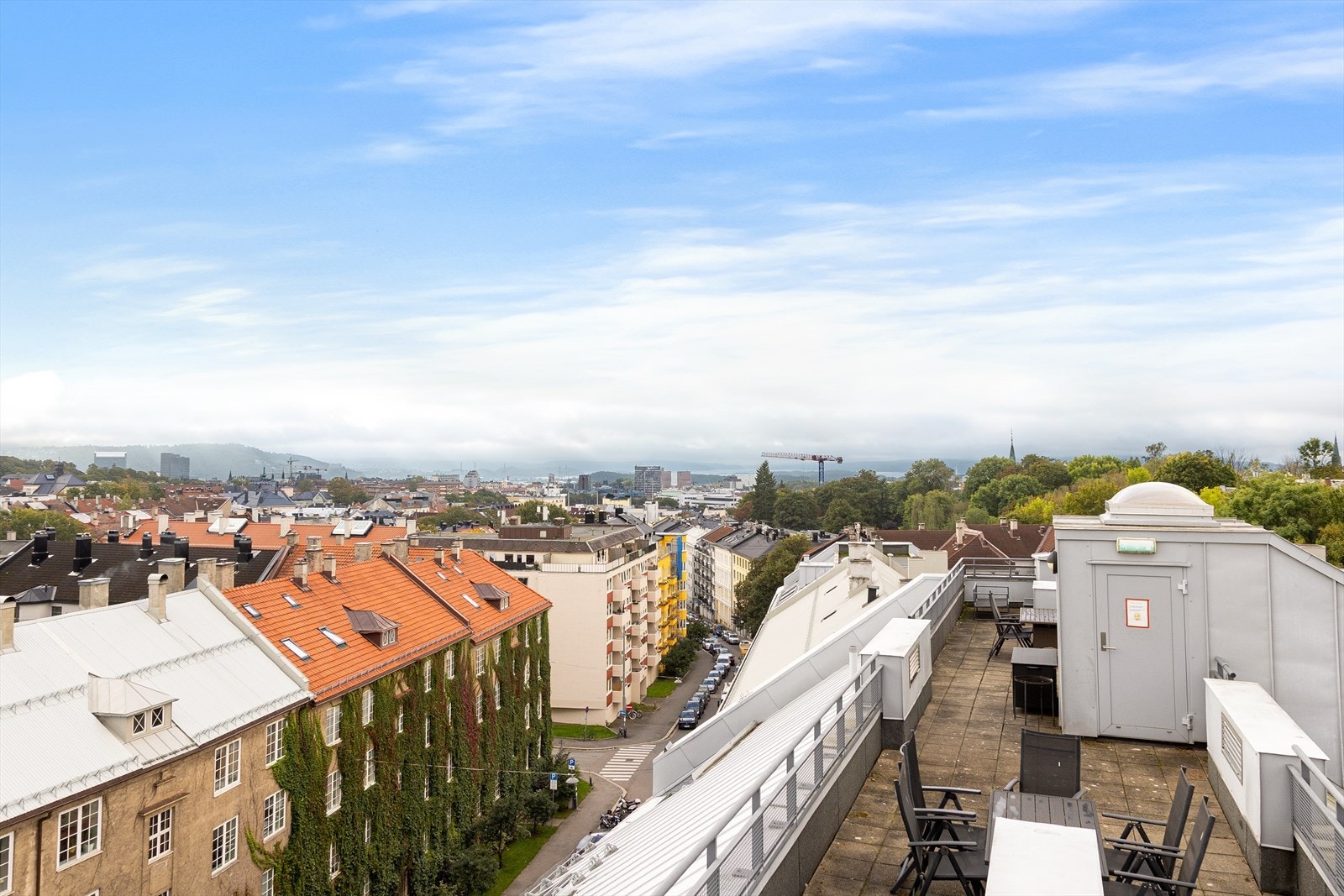 Takterrassen er av god størrelse og er inndelt i forskjellige soner. Takterrassen er langstrakt og sammenhengende over begge byggene. Her er det flere soner med spisebord eller sofa og god plass til flere grupper. Galleribilde
