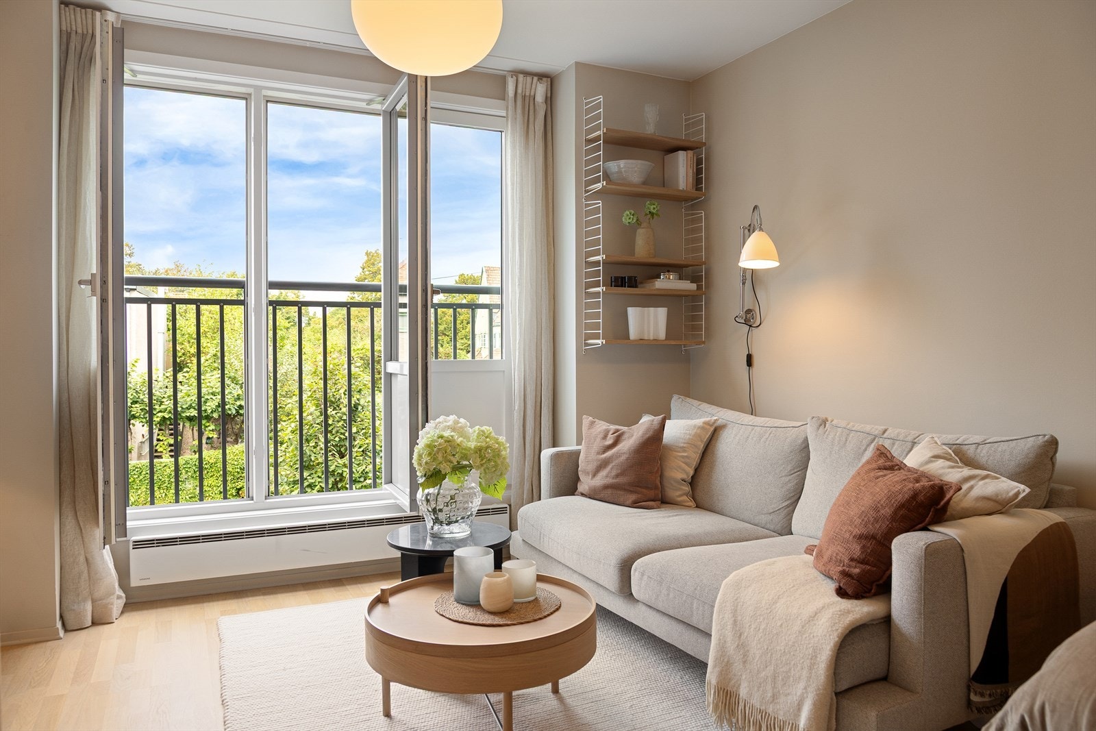 Her får du nydelige lysforhold inn i leiligheten med ettermiddags- og kveldssol. Galleribilde