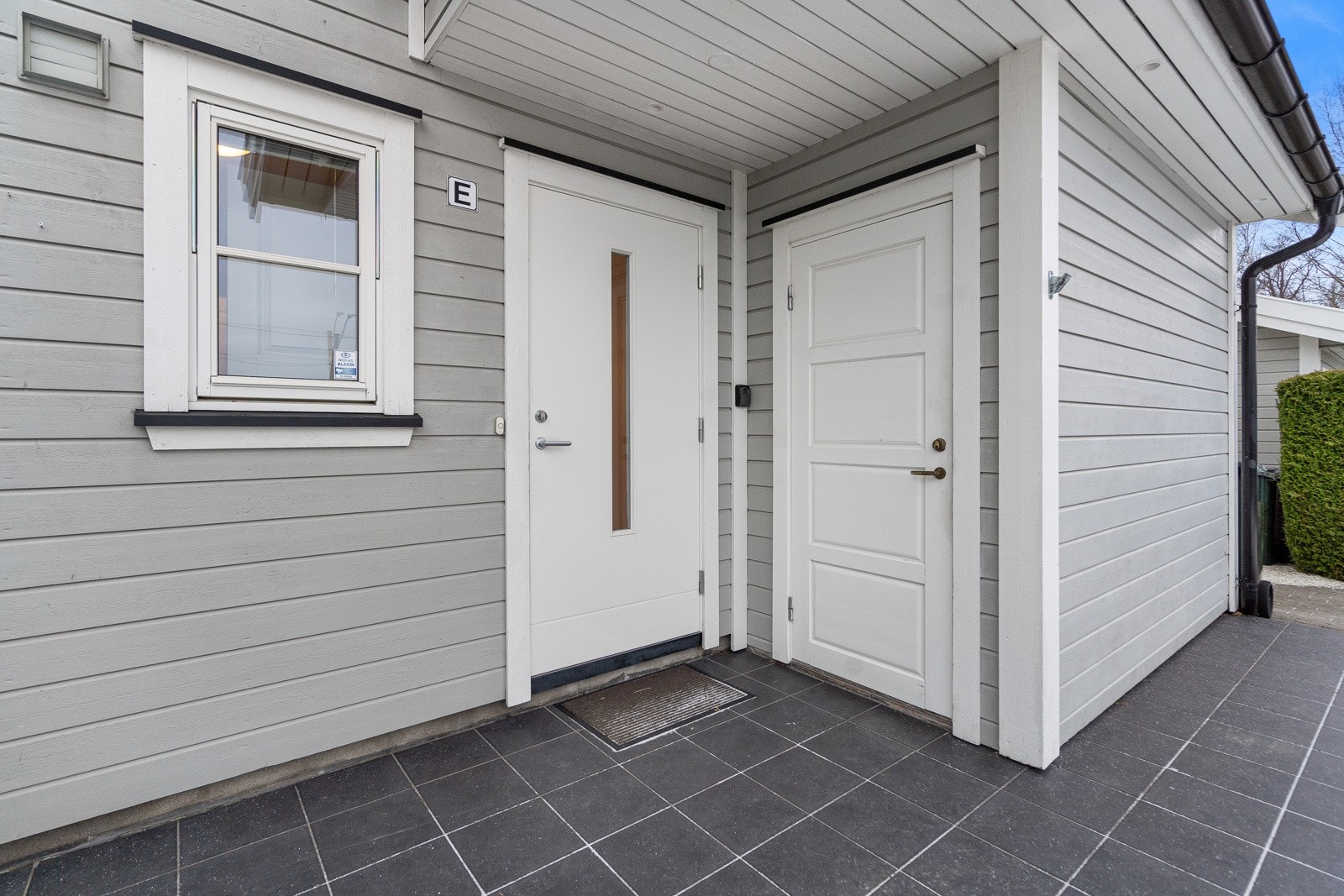 Ny ytterdør i 2024! Inngangspartiet er overbygget med tilgang direkte til sportsbod Galleribilde