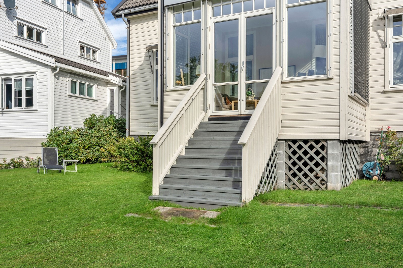 Fra stuen er det trapp ned til det solrike utearealet. Galleribilde