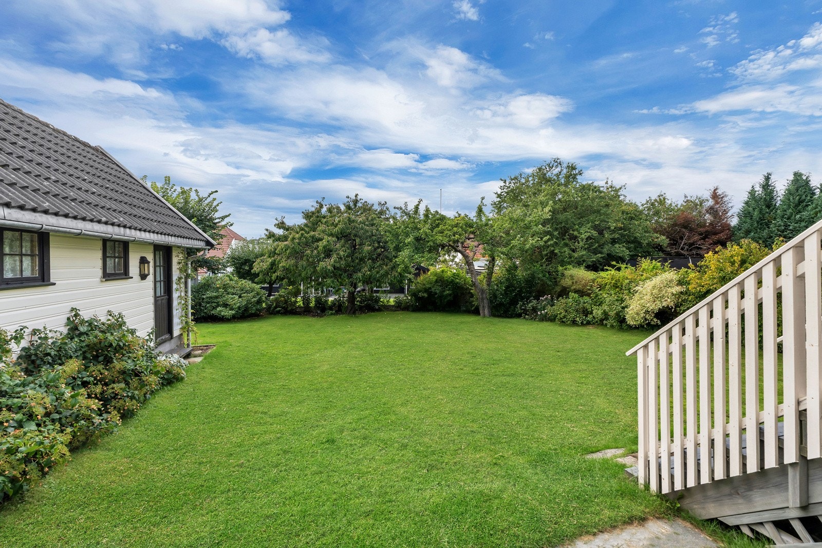 Stort plenareal perfekt for ballspill og barnelek. Galleribilde