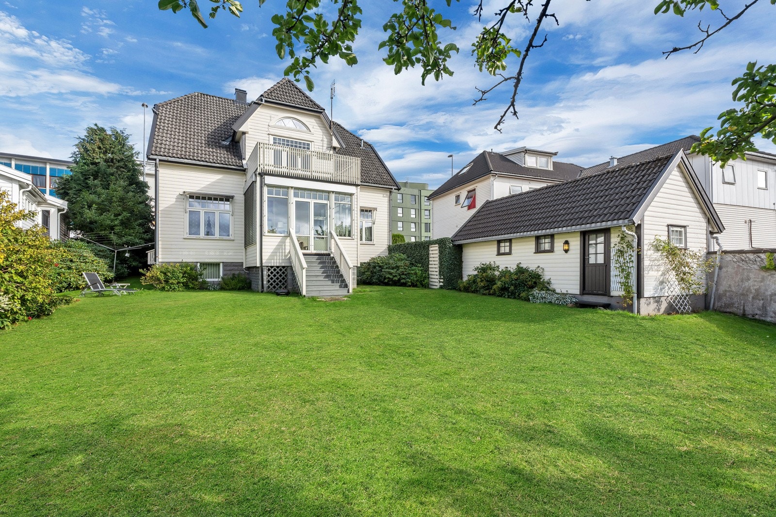 Ærverdig fasade med meget solrik, vestvendt hage. Galleribilde