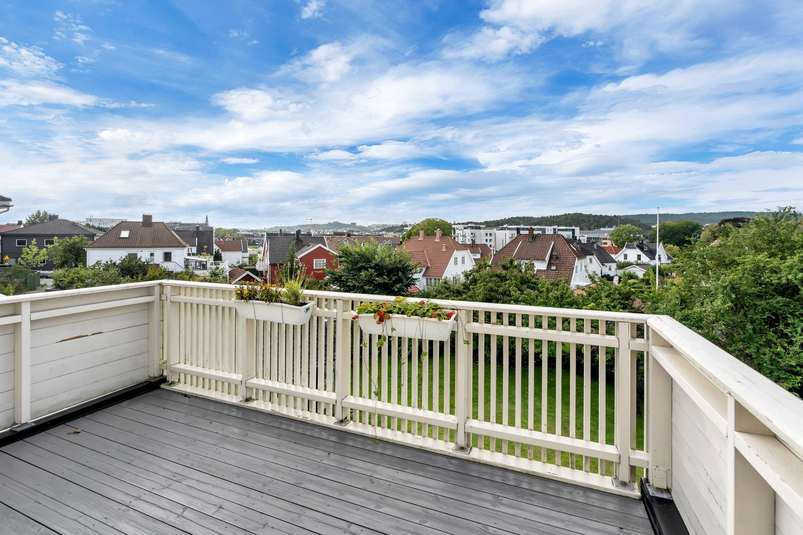 Stor, vestvendt veranda med flott utsikt over Nedre Lund. Galleribilde