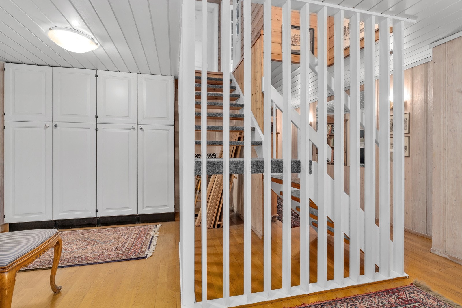 Trappegang med garderobeskap i u.etg. Galleribilde