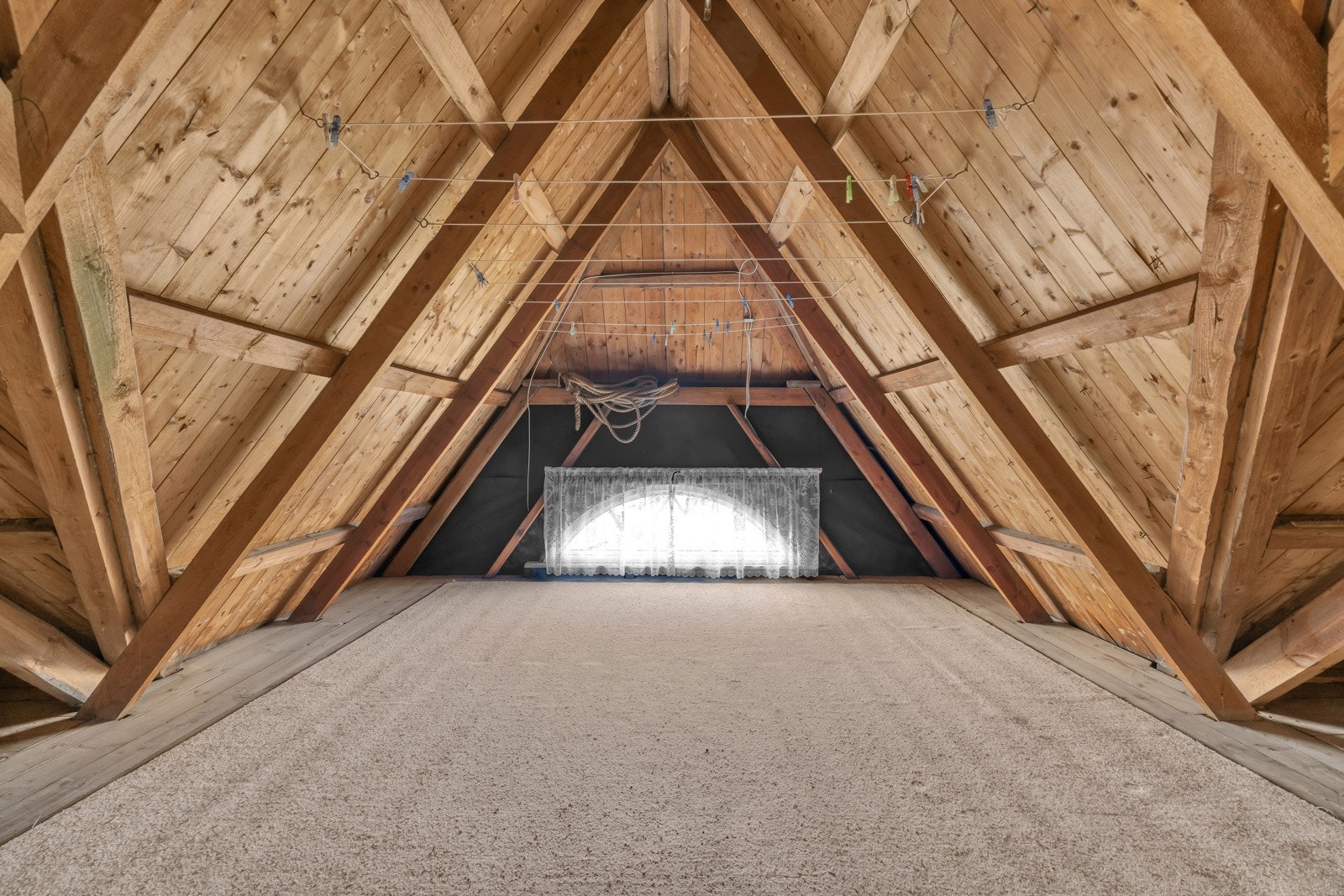 Uinnredet loftsrom med god takhøyde. Galleribilde