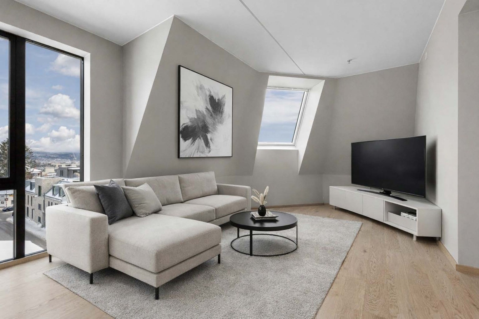 Stuen ligger i åpen løsning med kjøkkenet og sammen danner de et innbydende og sosialt allrom. Galleribilde