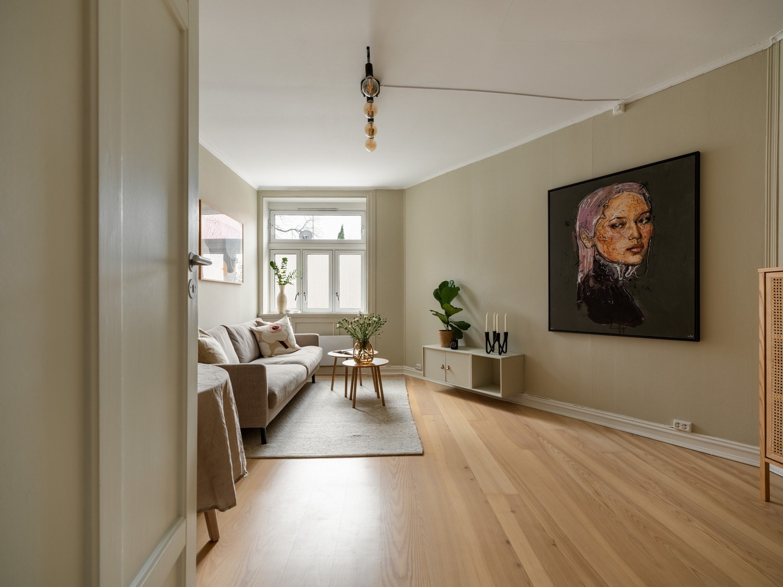 Vi fortsetter til det naturlig oppholdsrommet, nemlig stuen. Galleribilde