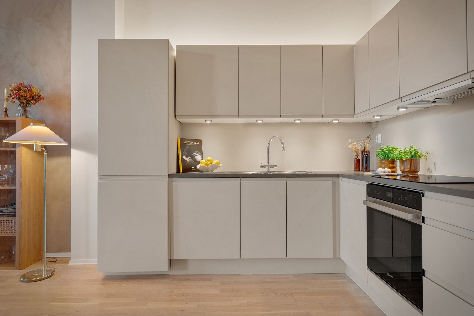 - Belysning under overskap gir både godt arbeidslys og en hyggelig stemning - Galleribilde