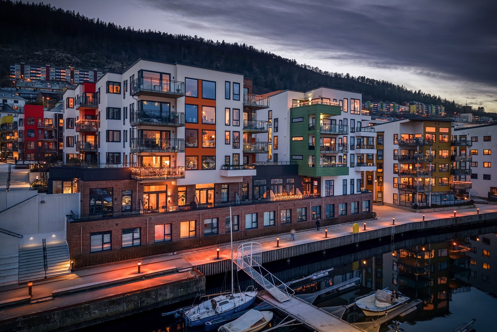 - Leiligheten har sentrumsnær beliggenhet og vakker utsikt mot Puddefjorden - Galleribilde