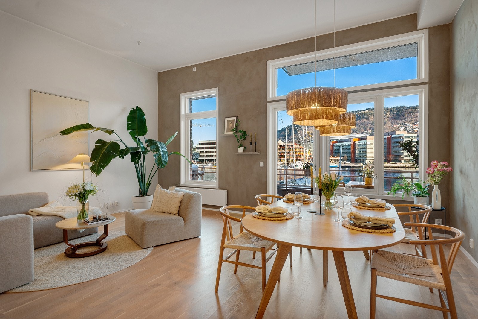 - Leiligheten har balansert ventilasjon med varmegjenvinning, radiatorer tilknyttet fjernvarme og vannbåren gulvvarme på bad - Galleribilde