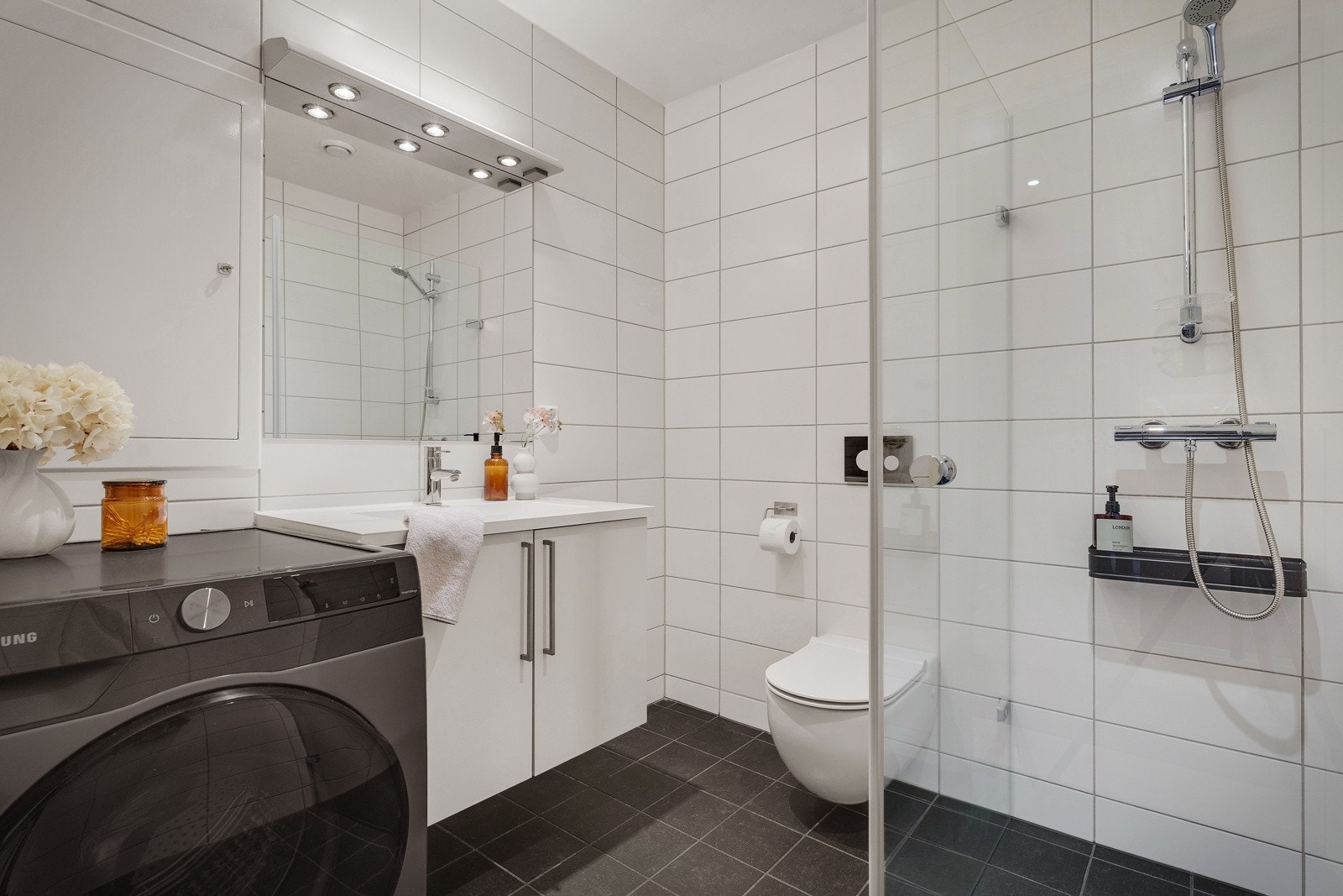 - I denne etasjen er det også et helfliset bad med opplegg for vaskemaskin - Galleribilde