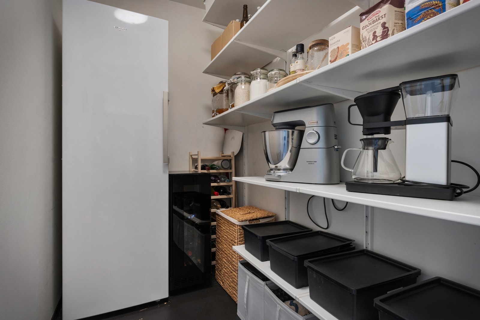 - I tilknytning til kjøkkenet finner du en praktisk bod med plass til ekstra kjøleskap/fryser og hyller for oppbevaring alt ekstra kjøkkenutstyr - Galleribilde